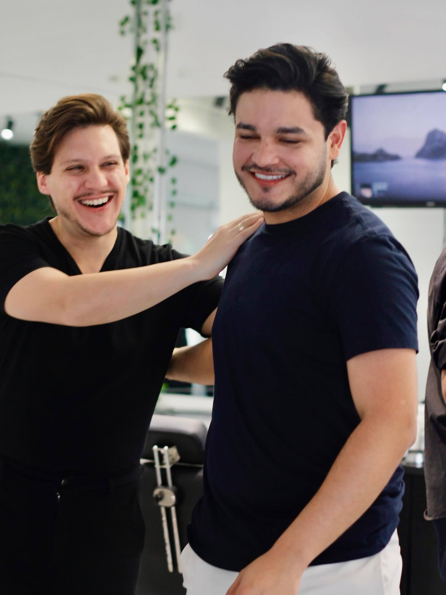 Clientes e barbeiros no ambiente NOOMA Barbearia